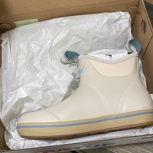 NWT women’s Xtratuf deck boots. Size 7.